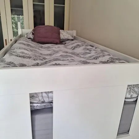 Bright , Spacious & Cosy Apartment