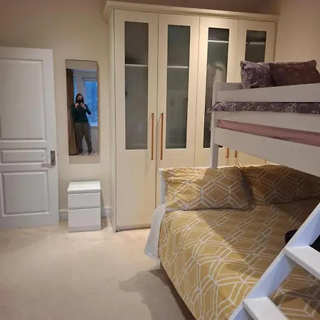 Bright , Spacious & Cosy Apartment *