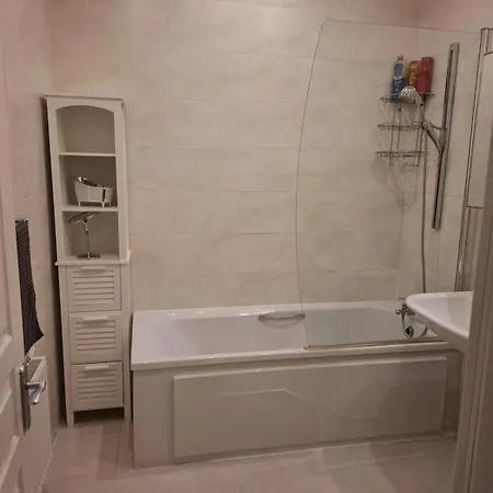 Quiet , Bright And Spacious Room