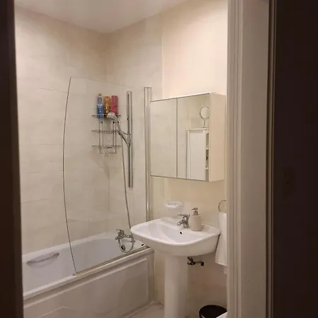 Bright , Spacious & Cosy Apartment *